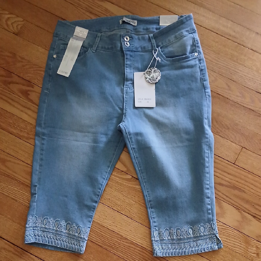 Embroidered Blue Cropped Jeans